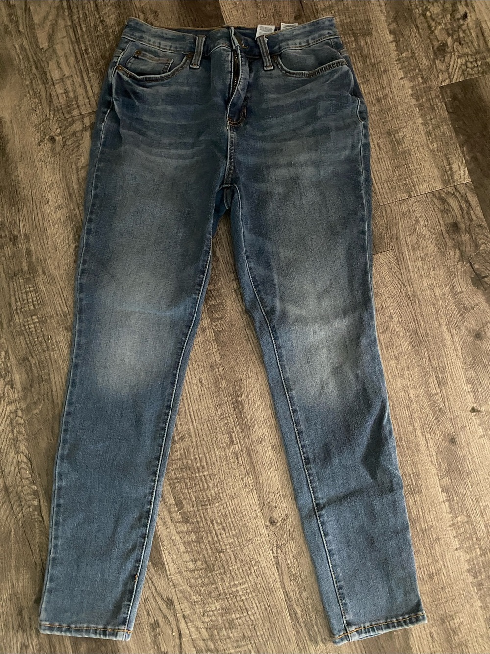 Women's Skinny Jeans in Medium Blue Wash